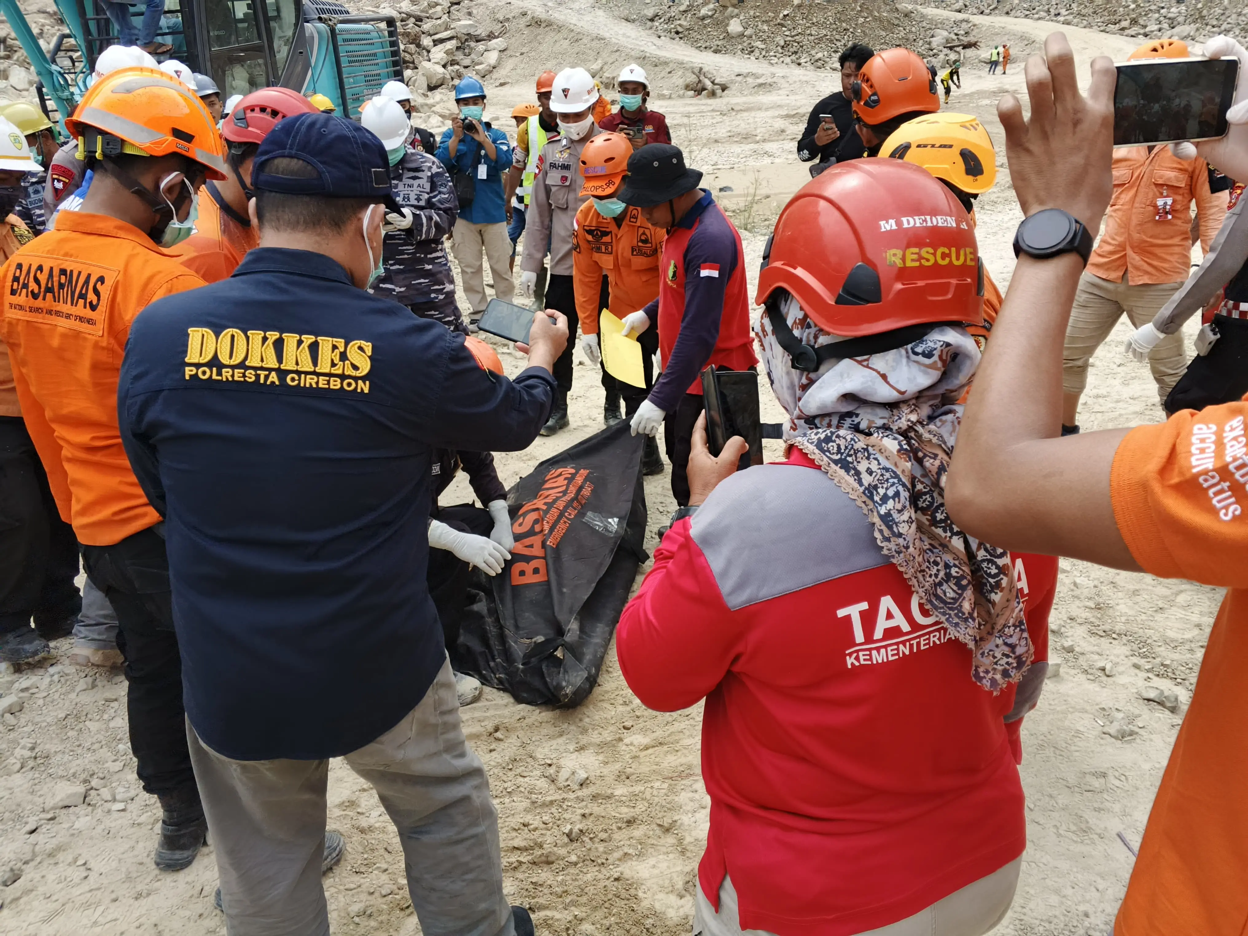 [UPDATE] - Tambang Galian C Gunung Kuda Cirebon Longsor: Tim SAR Gabungan Kembali  Menemukan 2 Jenazah, Total Korban Meninggal 19 Jiwa